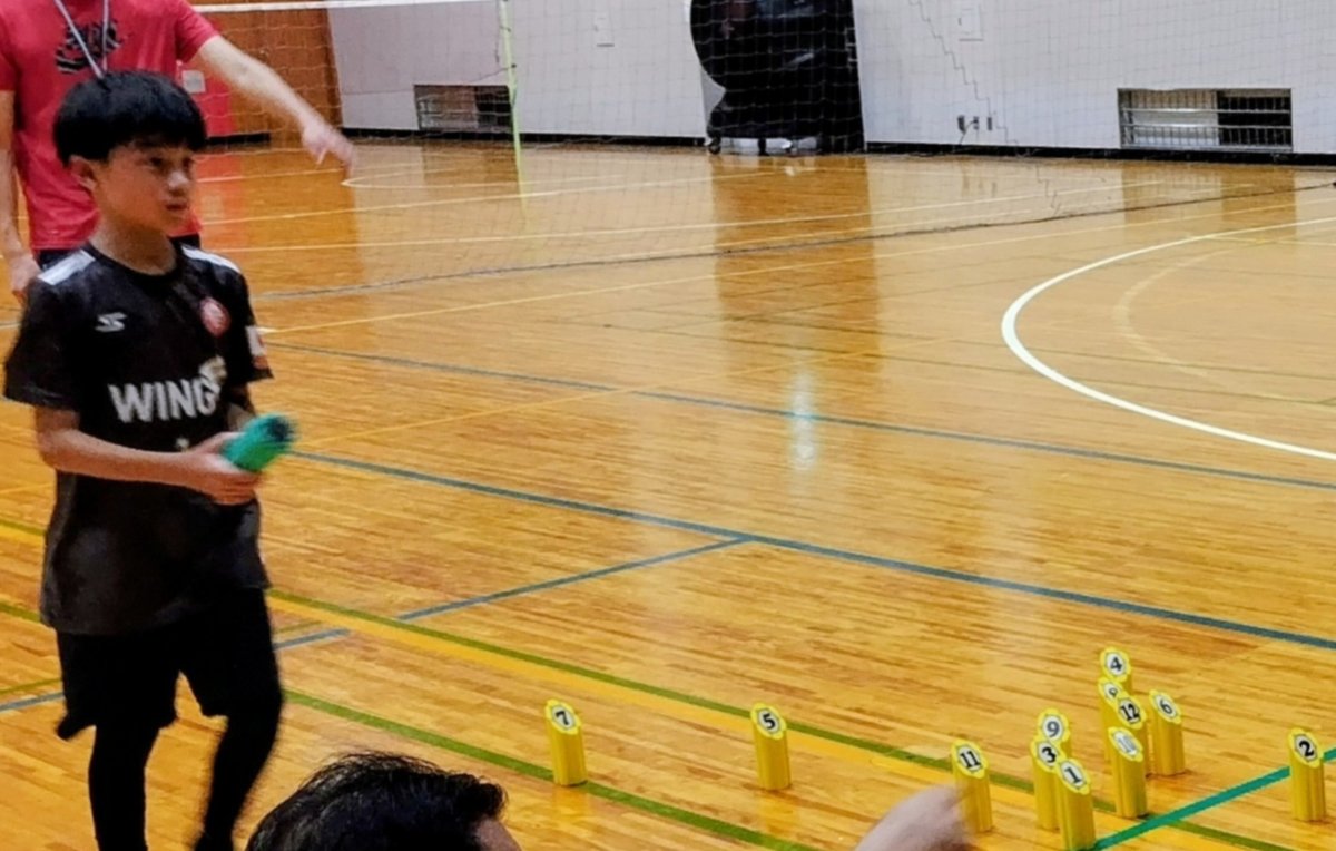 【モルック指導員のおしごと】
四葉ヶ咲中学校の体育の授業に行ってきました🏫✨体育館でもモルックは楽しい〜😆🙌みんな笑顔いっぱいでした🌟「つばさ先生〜！」って呼んでもらえてうれしかったです👨‍🏫💖夜の中学校なので、また放課後に行って一緒にモルックしたいです🎯🌙
#モルック
#四葉ヶ咲中学校