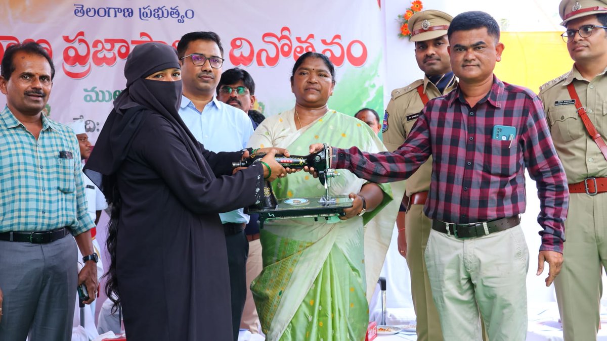 జాతీయ పతాక ఆవిష్కరణ అనంతరం గౌరవ మంత్రివర్యులు <a href="/seethakkaMLA/">Danasari Seethakka</a> గారు, గౌరవ జిల్లా కలెక్టర్ గారితో కలిసి స్వచ్ఛతాహి సేవ కార్యక్రమం ప్రారంబించడం, అసెట్ పంపిణీ కార్యక్రమాలలో పాల్గొనడం జరిగింది. 
<a href="/TelanganaCMO/">Telangana CMO</a> 
<a href="/TelanganaCS/">Office of Chief Secretary, Telangana Govt.</a> 
<a href="/IPRTelangana/">IPRDepartment</a>