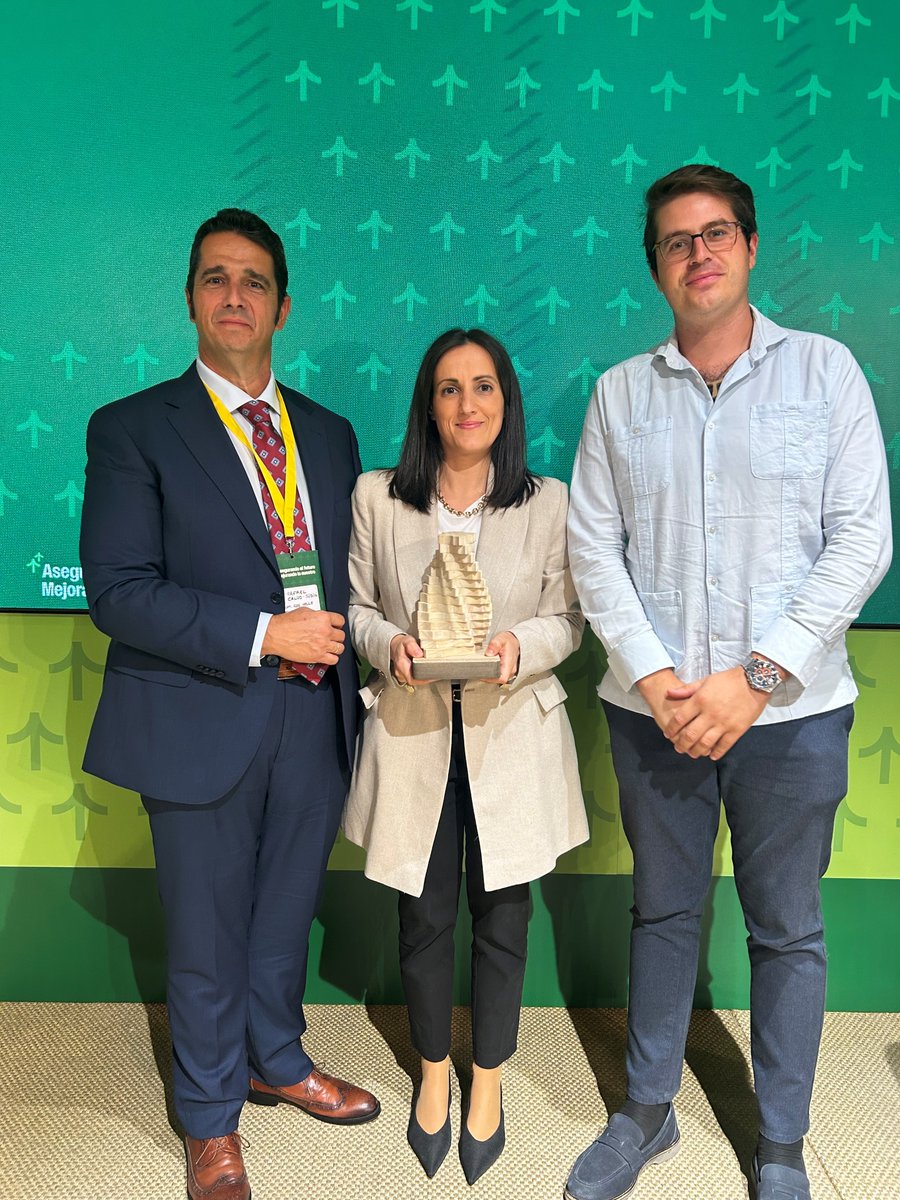 👏 Nuestra Comunidad ha recibido el reconocimiento del <a href="/mitecogob/">Transición Ecológica y Reto Demográfico</a> por sus proyectos de #digitalización con cargo al #PERTE Digital. La distinción nos fue entregada en un acto en el que se presentaron los resultados del <a href="/P_Recuperacion/">Plan de Recuperación</a>.

¡Muchas gracias!

➡️valleinferior.es/nuestra-comuni…