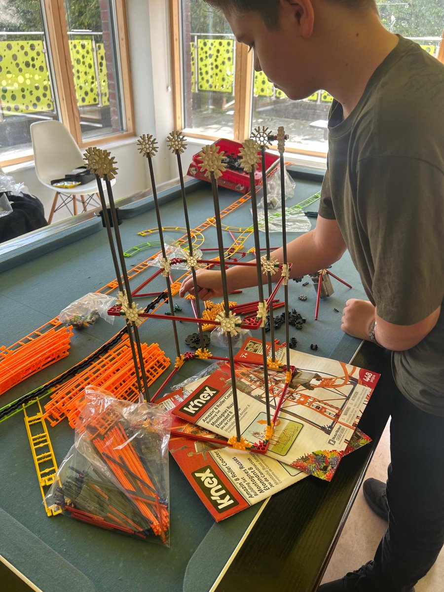 YouthCardiff's tweet photo. ๐ ๏ธDechreuodd Gofalwyr Ifanc eu prosiect modelu ac adeiladu cyffrous ddydd Sadwrn! ๐ Gan ddefnyddio K'NEX, a roddwyd yn garedig gan @morgansindallconstruction, y nod yw adeiladu parc thema llawn! ๐ข๐ก๐๏ธ
#GofalwyrIfanc #Modelu #KNEX #MorganSindall #AdeiladuParcThema #Caerdydd https://t.co/e0Re7lr86G