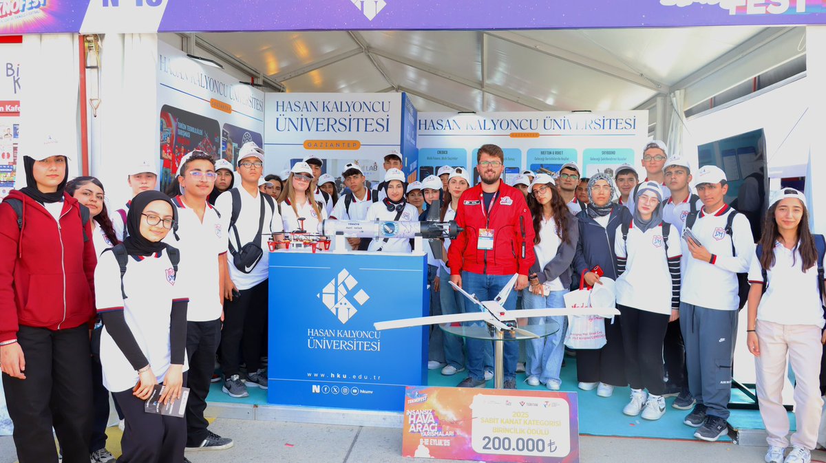 hkunv's tweet photo. Paydaşı olduğumuz dünyanın en büyük teknoloji festivali #TEKNOFEST’te bu yıl da yerimizi aldık! 🚀

🗓️17-21 Eylül tarihlerinde, İstanbul  Atatürk Havalimanı’ndaki standımızda üniversitemizin yenilikçi teknolojilerini ve projelerini tanıtıyoruz. 

📍 Stand: N-16

Bu yıl standımızda, ayrıca, TEKNOFEST 2025 Uluslararası Sabit Kanatlı İHA Kategorisi birincisi ve TUSAŞ Özel Ödülü sahibi Viento UAV Takımı’nın projesi görebilecek ve ekiple de tanışma imkanı bulacaksınız! 🏆

Elektrik-Elektronik Mühendisliği bölümü öğrencilerimizden oluşan Viento UAV Takımı; otonom uçuş kabiliyeti, yüksek çözünürlüklü görüntüleme sistemleri ve yük bırakma görevlerinde sergilediği üstün performansıyla 131 finalist takım arasından zirveye çıkarak bu gururu üniversitemize kazandırdı. 🏆✈️

Her yaştan teknoloji meraklısını standımıza bekliyoruz! 👨‍💻👩‍🔬

@teknofest
@TCSanayi
@Selcuk

#TEKNOFEST2025 #TEKNOFESTİSTANBUL #hkunv #HasanKalyoncuÜniversitesi #HKÜ #GeleceğiBirlikteŞekillendiriyoruz #SenGeleceksinDiye