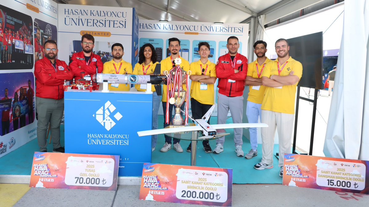 hkunv's tweet photo. Paydaşı olduğumuz dünyanın en büyük teknoloji festivali #TEKNOFEST’te bu yıl da yerimizi aldık! 🚀

🗓️17-21 Eylül tarihlerinde, İstanbul  Atatürk Havalimanı’ndaki standımızda üniversitemizin yenilikçi teknolojilerini ve projelerini tanıtıyoruz. 

📍 Stand: N-16

Bu yıl standımızda, ayrıca, TEKNOFEST 2025 Uluslararası Sabit Kanatlı İHA Kategorisi birincisi ve TUSAŞ Özel Ödülü sahibi Viento UAV Takımı’nın projesi görebilecek ve ekiple de tanışma imkanı bulacaksınız! 🏆

Elektrik-Elektronik Mühendisliği bölümü öğrencilerimizden oluşan Viento UAV Takımı; otonom uçuş kabiliyeti, yüksek çözünürlüklü görüntüleme sistemleri ve yük bırakma görevlerinde sergilediği üstün performansıyla 131 finalist takım arasından zirveye çıkarak bu gururu üniversitemize kazandırdı. 🏆✈️

Her yaştan teknoloji meraklısını standımıza bekliyoruz! 👨‍💻👩‍🔬

@teknofest
@TCSanayi
@Selcuk

#TEKNOFEST2025 #TEKNOFESTİSTANBUL #hkunv #HasanKalyoncuÜniversitesi #HKÜ #GeleceğiBirlikteŞekillendiriyoruz #SenGeleceksinDiye