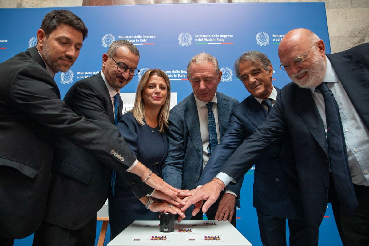 🖼️Inaugurata al #MIMIT la mostra #FederlegnoArredo per gli 80 anni della Federazione.
Una selezione di manifesti racconta la filiera #legno #arredo, simbolo del #MadeinItaly.
📯Nel corso dell’evento svelato anche il #francobollo che celebra l’anniversario.
mimit.gov.it/it/notizie-sta…