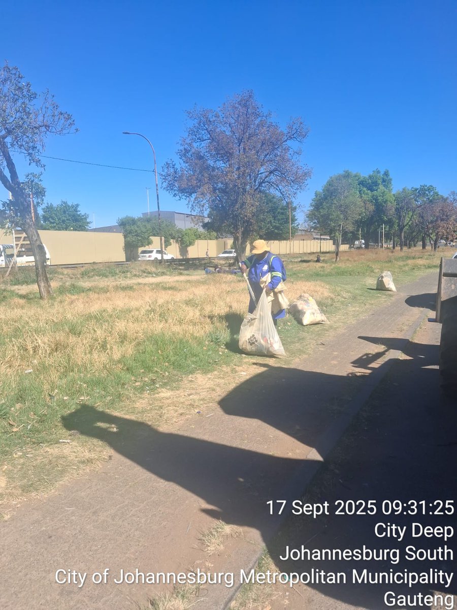 CleanerJoburg's tweet image. And let's Not forget our Southdale Depot out in Heidelberg Road. Jozi let's fight this #WarOnWaste together #HelpUsHelpYou @CityofJoburgZA #StopIllegalDumping