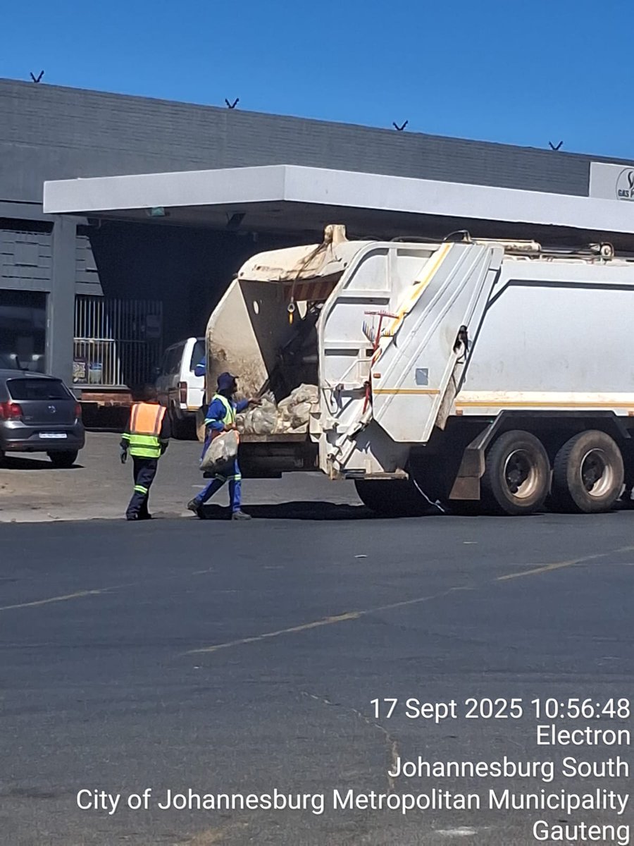 CleanerJoburg's tweet image. And let's Not forget our Southdale Depot out in Heidelberg Road. Jozi let's fight this #WarOnWaste together #HelpUsHelpYou @CityofJoburgZA #StopIllegalDumping