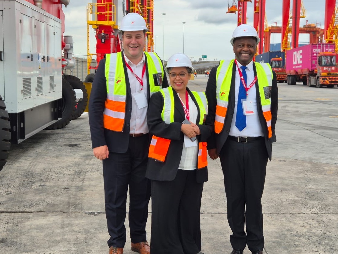 Export citrus supports 140 000 livelihoods on farms. Efficient ports are essential to our industry. Today the CGA celebrated new equipment (RTGs) at the Cape Town Container Terminal with <a href="/follow_transnet/">Transnet SOC Ltd</a>'s Michelle Phillips &amp; <a href="/TPT_Transnet/">Transnet Port Terminals</a>'s Jabu Mdaki &amp; <a href="/geordinhl/">Geordin Hill-Lewis</a>!🍊
