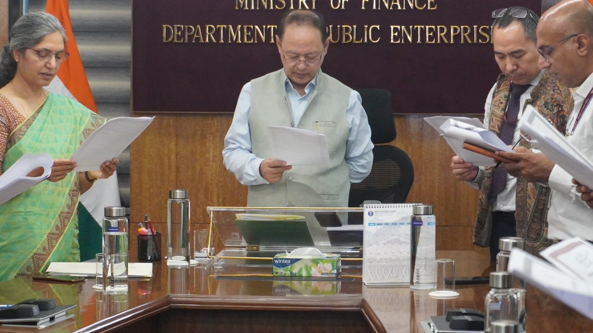DPE_GoI's tweet image. Under the #SwachhataHiSeva2025 campaign, Officers &amp;amp; Staff of Department of Public Enterprises, led by Secretary, DPE, Shri K. Moses Chalai, took the Swachhata Pledge on 17.09.2025. Reaffirming Mahatma Gandhi’s vision, DPE remains committed to spreading awareness and taking action…