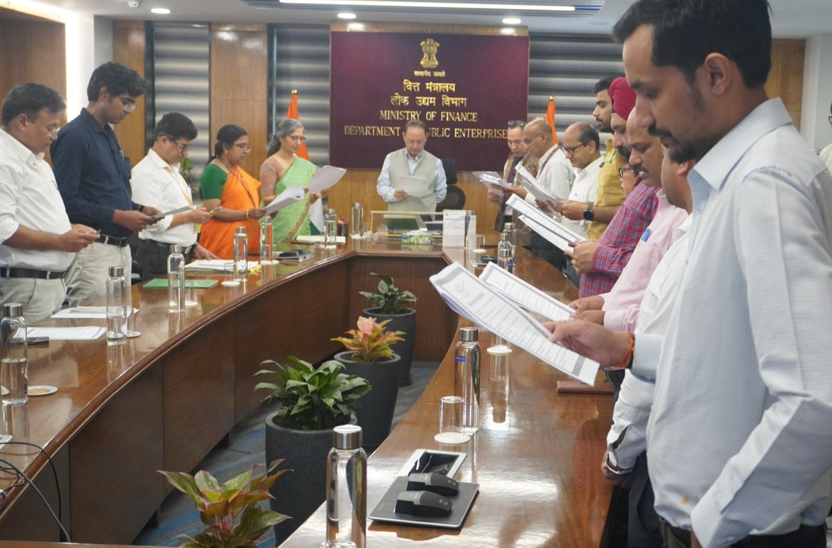 DPE_GoI's tweet image. Under the #SwachhataHiSeva2025 campaign, Officers &amp;amp; Staff of Department of Public Enterprises, led by Secretary, DPE, Shri K. Moses Chalai, took the Swachhata Pledge on 17.09.2025. Reaffirming Mahatma Gandhi’s vision, DPE remains committed to spreading awareness and taking action…