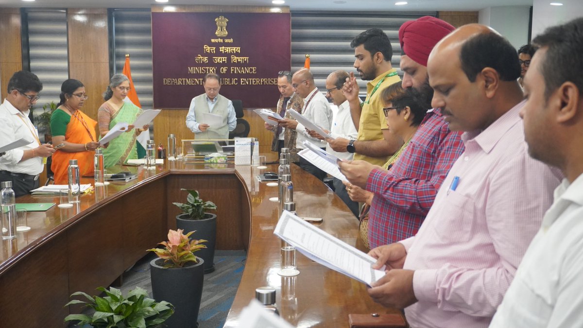 DPE_GoI's tweet image. Under the #SwachhataHiSeva2025 campaign, Officers &amp;amp; Staff of Department of Public Enterprises, led by Secretary, DPE, Shri K. Moses Chalai, took the Swachhata Pledge on 17.09.2025. Reaffirming Mahatma Gandhi’s vision, DPE remains committed to spreading awareness and taking action…