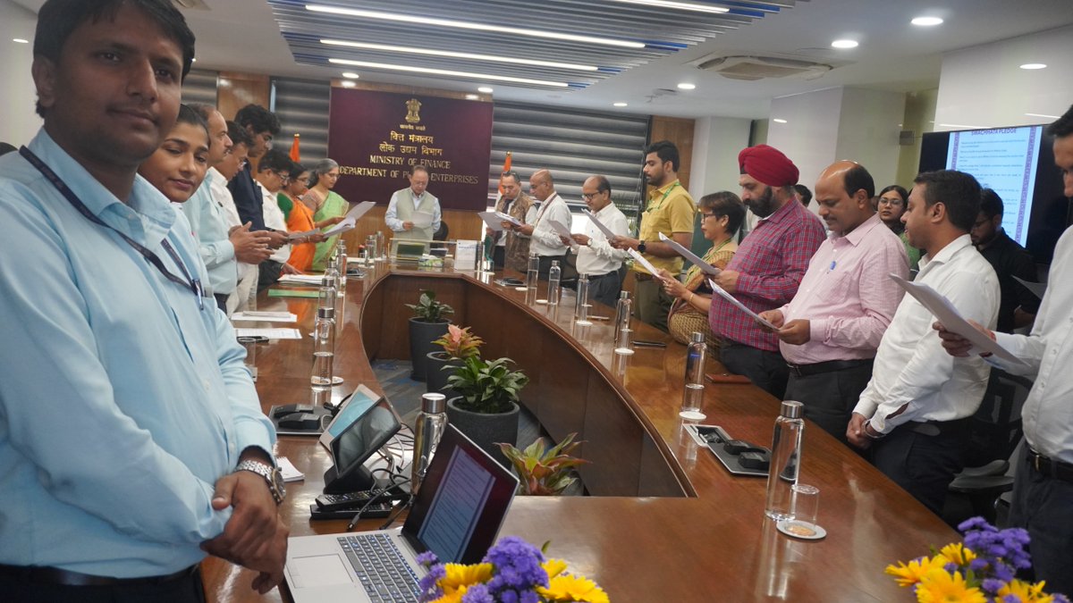 DPE_GoI's tweet image. Under the #SwachhataHiSeva2025 campaign, Officers &amp;amp; Staff of Department of Public Enterprises, led by Secretary, DPE, Shri K. Moses Chalai, took the Swachhata Pledge on 17.09.2025. Reaffirming Mahatma Gandhi’s vision, DPE remains committed to spreading awareness and taking action…