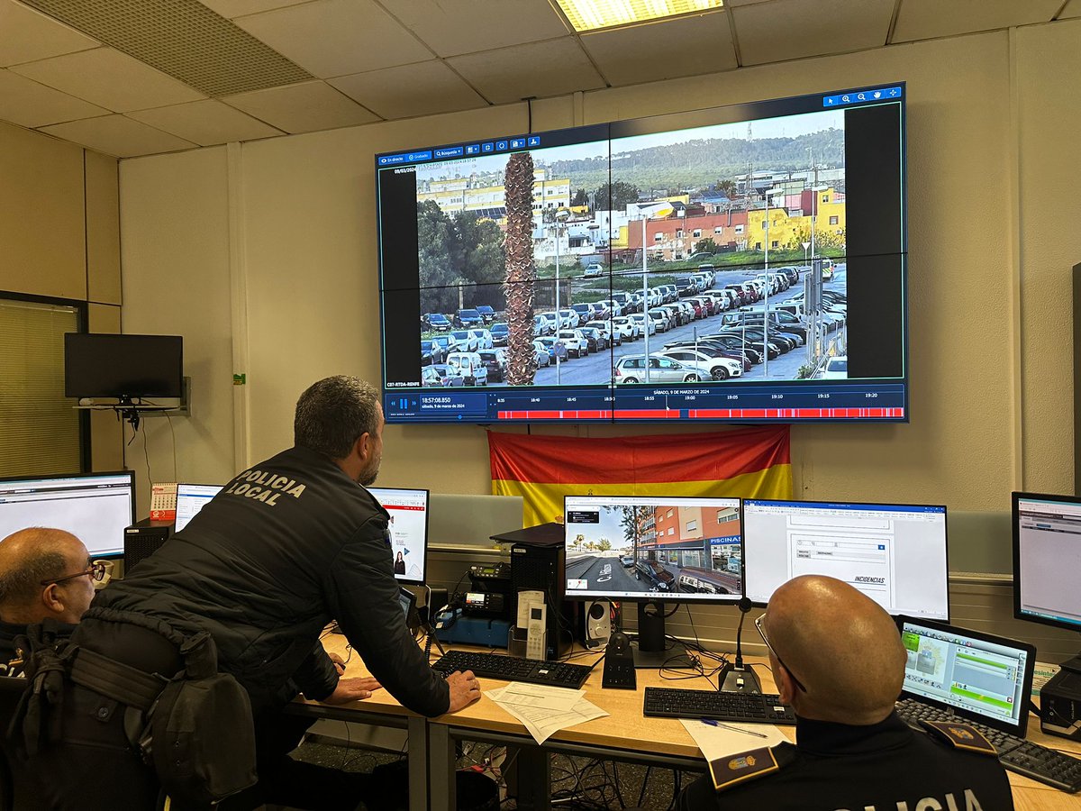 ElPuerto's tweet photo. 👮La Policía Local moderniza su gestión gracias a un nuevo software contratado por El Puerto Global

En sus tres primeros meses ha gestionado más de 5.500 llamadas, 900 atestados y 1.100 vehículos retirados, así como 100 objetos perdidos.

#ElPuerto #Seguridad #EPG https://t.co/RRQcznYCR3