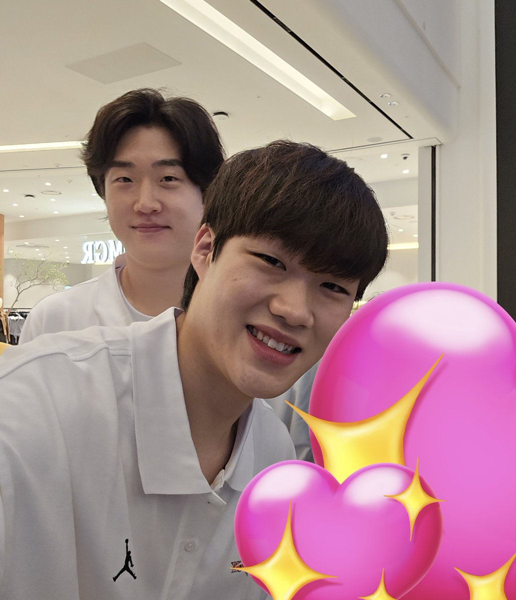 성재랑 셀카찍는데 현석샘 뒤에 몰래 서있었음ㅋㅋㅋㅋ

쓱이형 발견 전                 쓱이형 발견 후