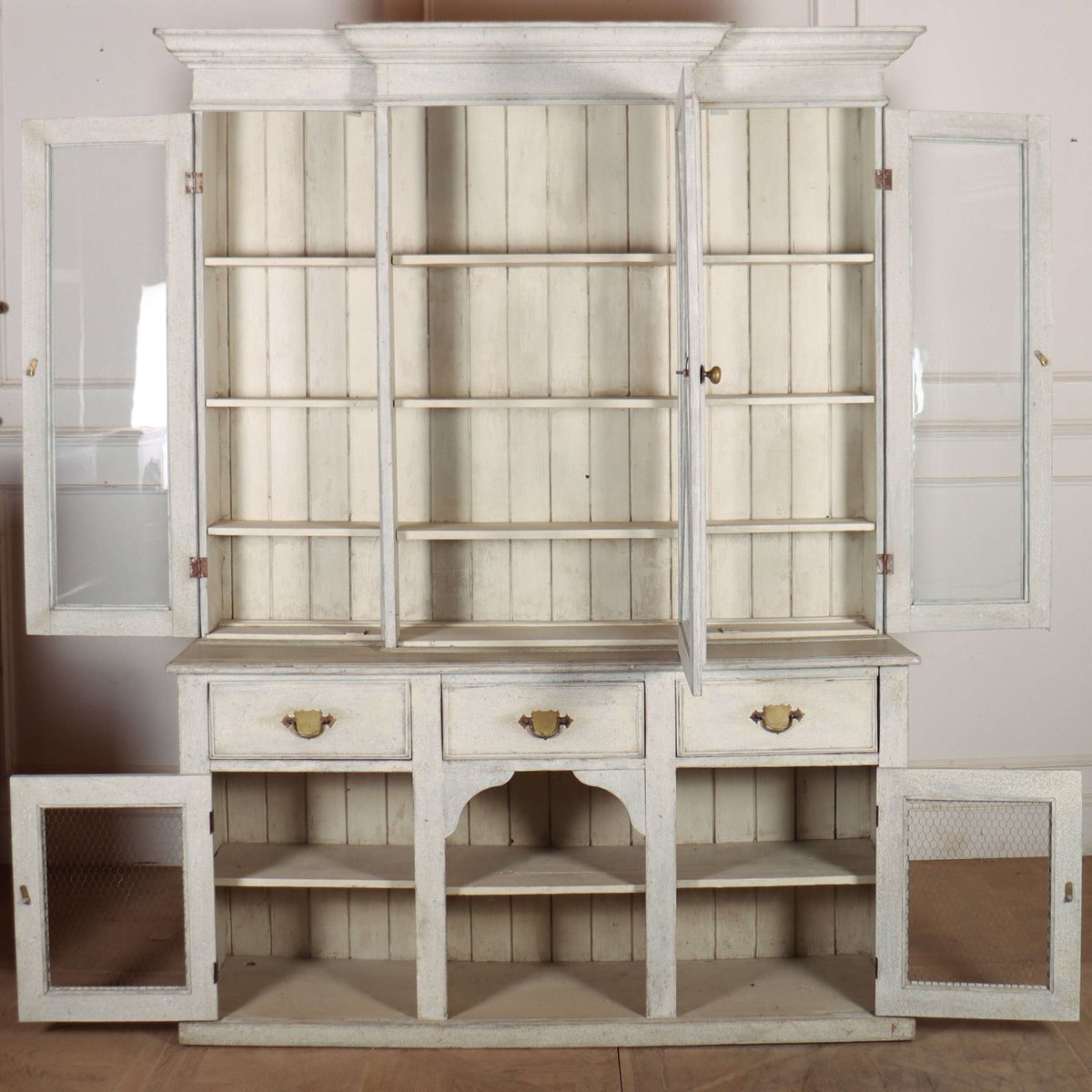 Mid 19th century English painted pine breakfront kitchen dresser with glazed doors.
tinyurl.com/466peh7e
#BreakfrontKitchenDresser #kitchendressers #EnglishKitchenDresser