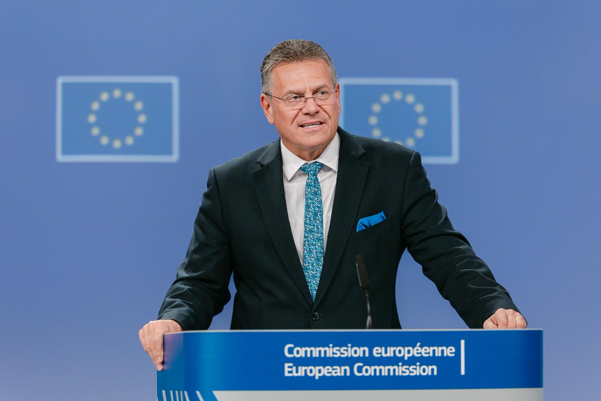 Maroš Šefčovič🇪🇺 (@marossefcovic) on Twitter photo Trade is one of the cornerstones of the 🇪🇺🇮🇳 Strategic Agenda.
Steady determination will be key to conclude FTA negotiations by the end of 2025 - we still have some ground to cover.
No doubt much to gain, for both the EU and India, if we get this right.
link.europa.eu/v9jbkD Trade is one of the cornerstones of the 🇪🇺🇮🇳 Strategic Agenda.
Steady determination will be key to conclude FTA negotiations by the end of 2025 - we still have some ground to cover.
No doubt much to gain, for both the EU and India, if we get this right.
link.europa.eu/v9jbkD