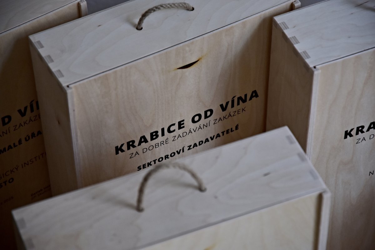 Krabice od vína za dobré zadávání zakázek 🗃️🍷
Dnes jsme ocenili nejlepší zakázkáře!
Zvítězil resort Ministerstva zemědělství 🌾 (<a href="/LesyCR_/">Lesy České republiky</a>  a <a href="/SPUvCR/">SPÚ - Státní pozemkový úřad</a> ), Nemocnice Znojmo 🏥, <a href="/cmi_cz/">Český metrologický institut</a>  a překvapivě i  <a href="/DPPOficialni/">Dopravní podnik hl. m. Prahy, akciová společnost</a> 🚋. datlab.eu/blog/zindex-ur…