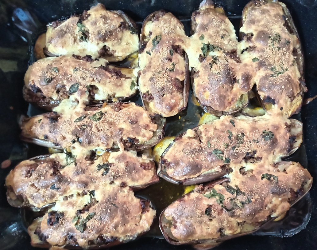 FrostieMoss's tweet image. These Greek ‘little shoes’ taste amazing! “Papoutsakia” are baked aubergines stuffed with beef mince, béchamel and cheese. Like moussaka sans potatoes 😍 The recipe includes suggestions for low-calorie versions effrosinimoss.wordpress.com/2025/08/28/gre… #foodlover #HealthyLife #greeklife