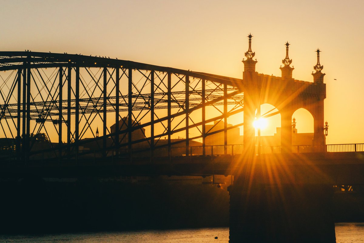 DaveDiCello's tweet image. One of my favorite compositions that only comes around a few weeks a year in #Pittsburgh is one of the sun rising through the opening of the Smithfield Street Bridge. With clear skies and a silhouette of the bridge, the scene has the perfect black and gold look to it.