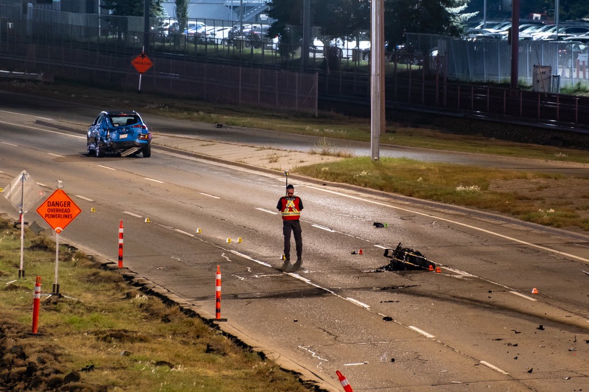 A man in his late 20s is dead after an early morning crash along SB Macleod Trail near James McKevitt Rd SW. 

There is significant damage to both a motorcycle and a car. 

SB Macleod remains closed but city crews are on scene working to open it back up. 

#yyc <a href="/GlobalCalgary/">Global Calgary</a>