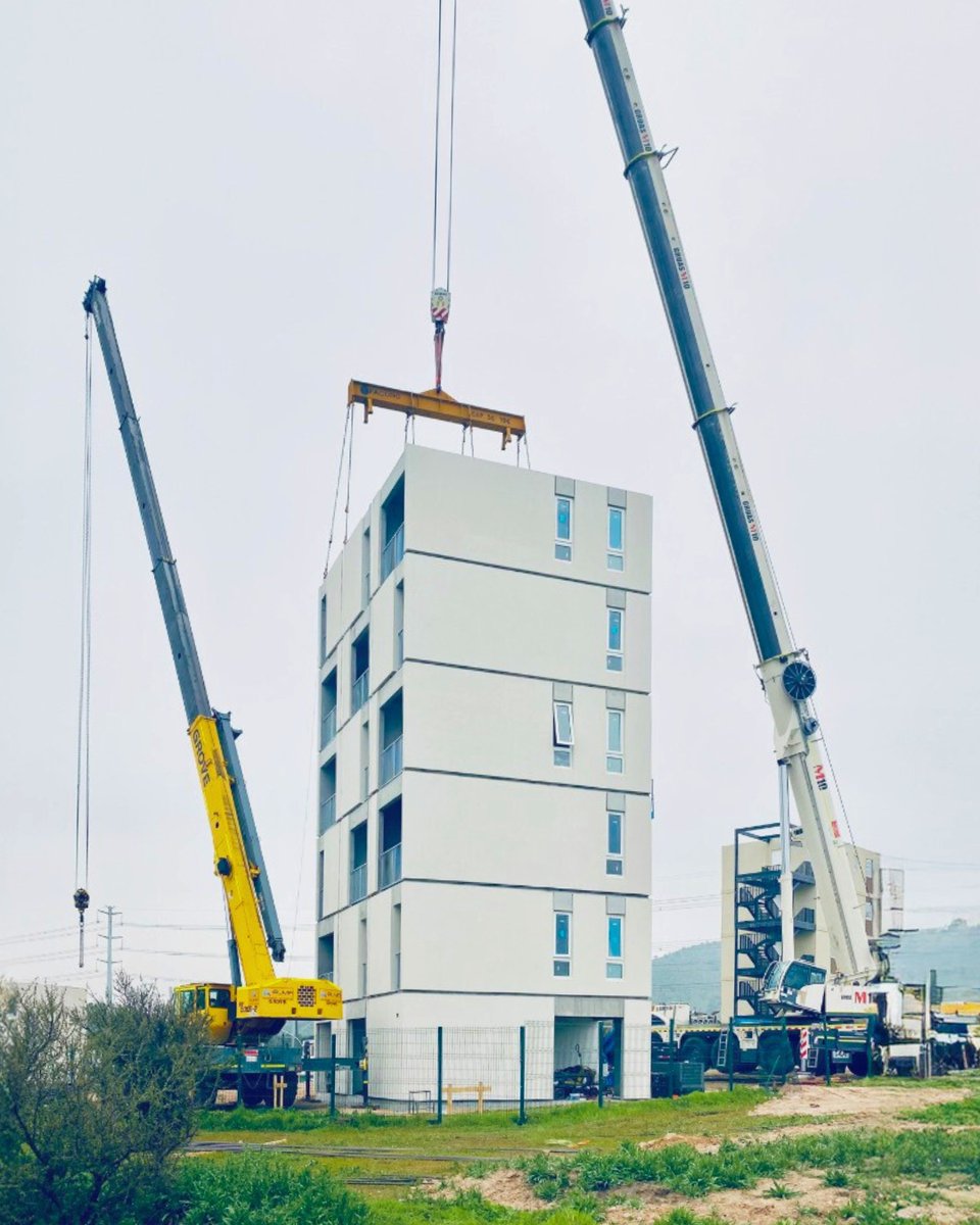 Chile construye su primera torre modular de 6 pisos en solo un día 🚧

El edificio Momentum, desarrollado por <a href="/CTecInnovacion/">Centro Tecnológico para la Innovación</a> con apoyo de la <a href="/CChC_Chile/">Cámara Chilena de la Construcción</a> y <a href="/Corfo/">Corfo</a>, muestra que la industrialización hace que la construcción sea más rápida, eficiente y sostenible.

La torre se
