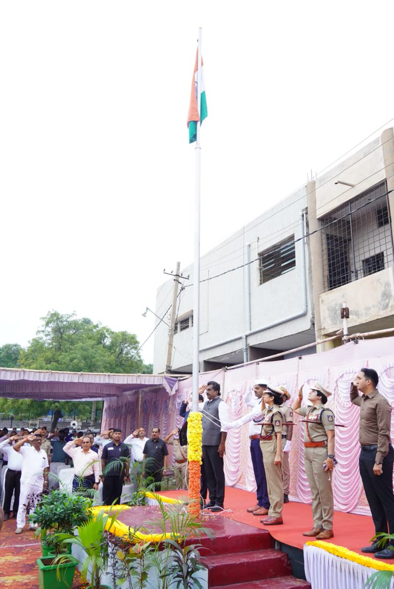 #Bellary Today, Honorable Municipal Administration and Haj Minister Rahim Khan Ji hoisted the flag and spoke at the Kalyan Karnataka Utsava Day celebration program held on a grand scale at the Government Undergraduate (M.U.) College grounds in Bellary district.