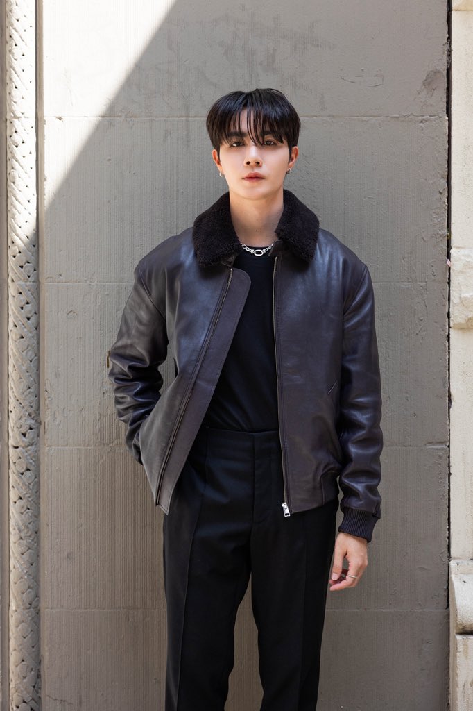 ซี พฤกษ์ พานิช (<a href="/zee_pruk/">Z</a>) Friend of COS Thailand ร่วมงาน New York Fashion Week ในเดือนกันยายน โดยครั้งนี้ COS มาในคอลเลกชันฤดูใบไม้ร่วง/ฤดูหนาว 2025 ที่สะท้อนความงามจากการผสมผสานวัสดุและงานฝีมืออย่างมีชั้นเชิง ผ่านการจัดวางพื้นที่และแสงที่โดดเด่น