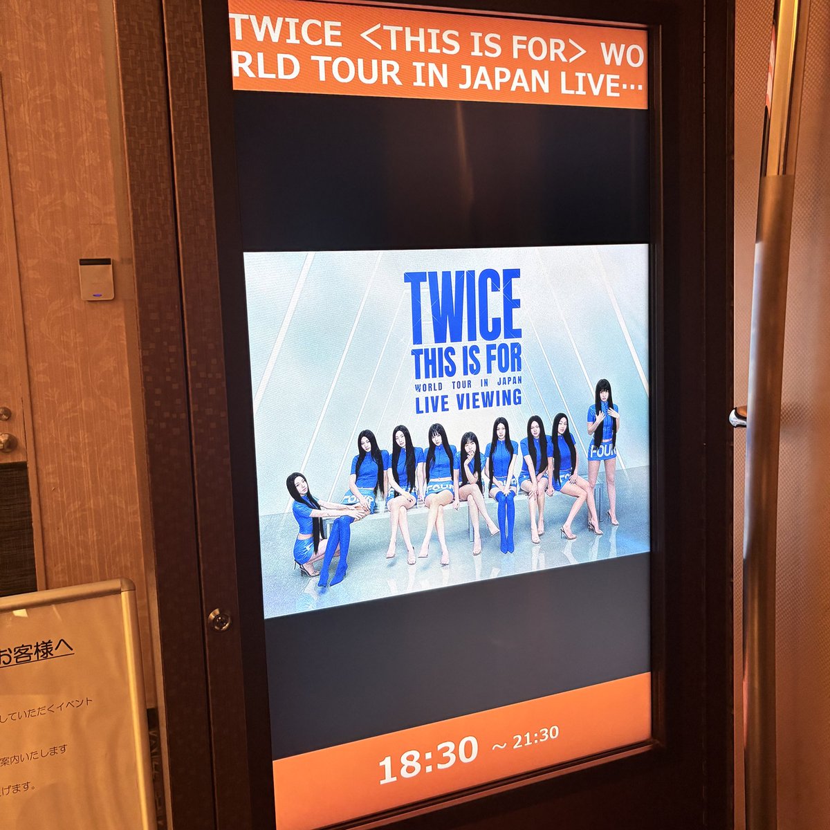 ライブビューイングいってんけど
みんな終わって拍手してみんなで追加公演喜んで素敵な会場やった😭