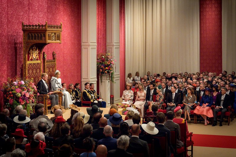 NLinBrasil's tweet image. 🇳🇱 Ontem foi o Prinsjesdag, o “Dia do Orçamento” nos Países Baixos. Sempre na 3ª terça-feira de setembro, marca a abertura do ano parlamentar.

👑 O Rei apresenta as principais linhas da política do governo e o orçamento para o próximo ano. 

#holanda #PaísesBaixos
