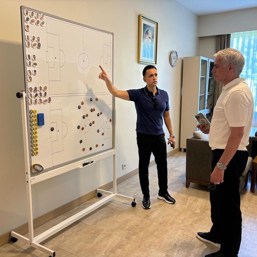 هو صرح برغبته بالعودة للبرتغال قبل شهرين و طبعاً برانكو أهم سبب لاختياره بنفيكا

اختيار يزعل بصراحة لأن فيه عيوب كثيرة جداً و لكن هذا مورينيو و هذي عاداته .. يصير مجنون إذا قعد في البيت بدون عمل