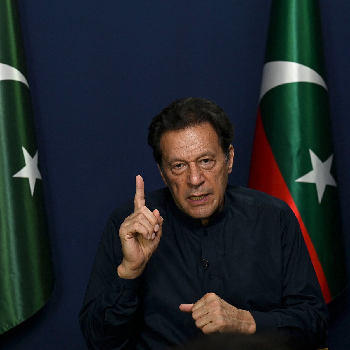 عمران خان کا لیڈرشپ کے لئے دو ٹوک پیغام، ڈٹ جاؤ یا ہٹ جاؤ۔ فیصلہ آپ کا 🔥