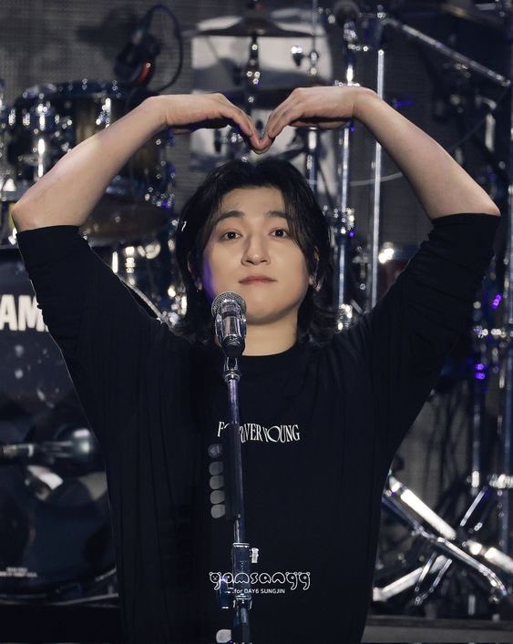 어떻게 이렇게 한결같이 사랑만 주고 다 해주고 싶어하는 다정다감한 이 남자를 안사랑해? 표현도 열심히 해주고 잘하고 있다고 다독여주고, 삶이 자신이 부른 노래로 인해 조금이라도 행복해지길 응원해주는 이 여리고 따스한 사람한테 사랑만 퍼줘서 복복복 예뿌다 아이구 예쁘다 할 시간도