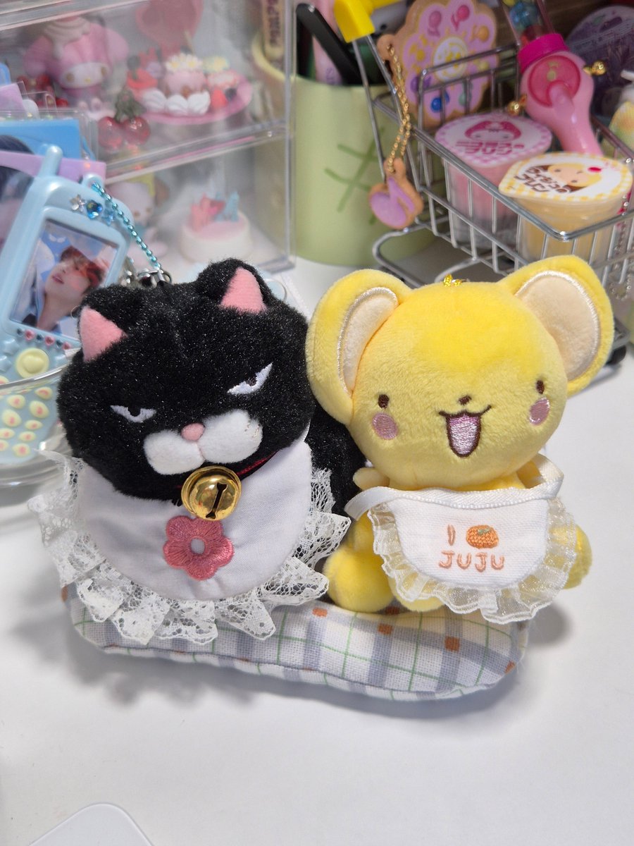 온갖 인형들한테 턱받이 해보고 혼자 웃는 중
너무너무너무 귀여워요!!! 감사합니다😇🍊🪽
 #럭키메롱