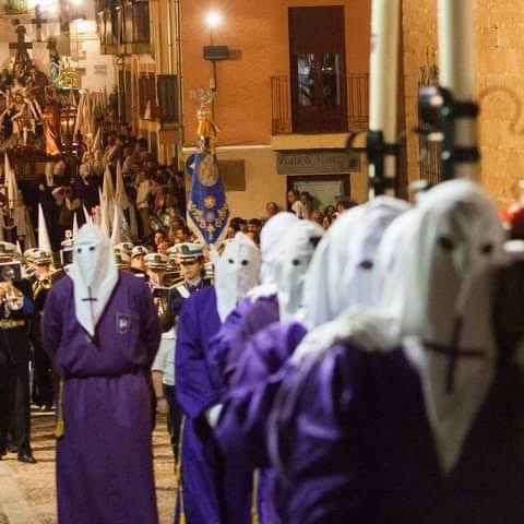 ¡Enhorabuena, Plasencia! 800 años de historia y la pasión de los placentinos y placentinas han convertido vuestra Semana Santa en Fiesta de Interés Turístico Nacional.

Gracias a quienes, generación tras generación, han mantenido viva la tradición. Es un orgullo para Extremadura.