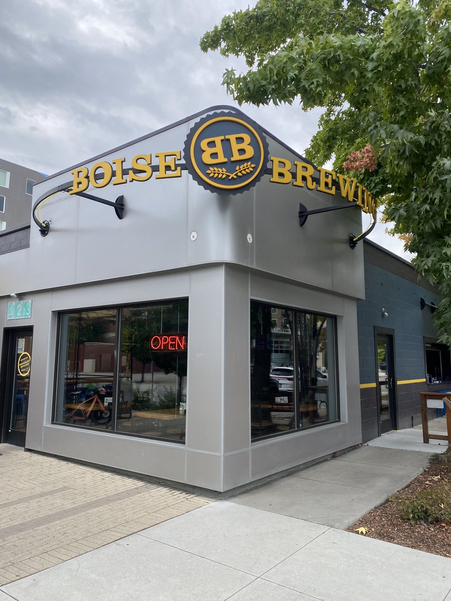 Hunky guy on a bike 🚲 🍻 🥓 📚 tweet media