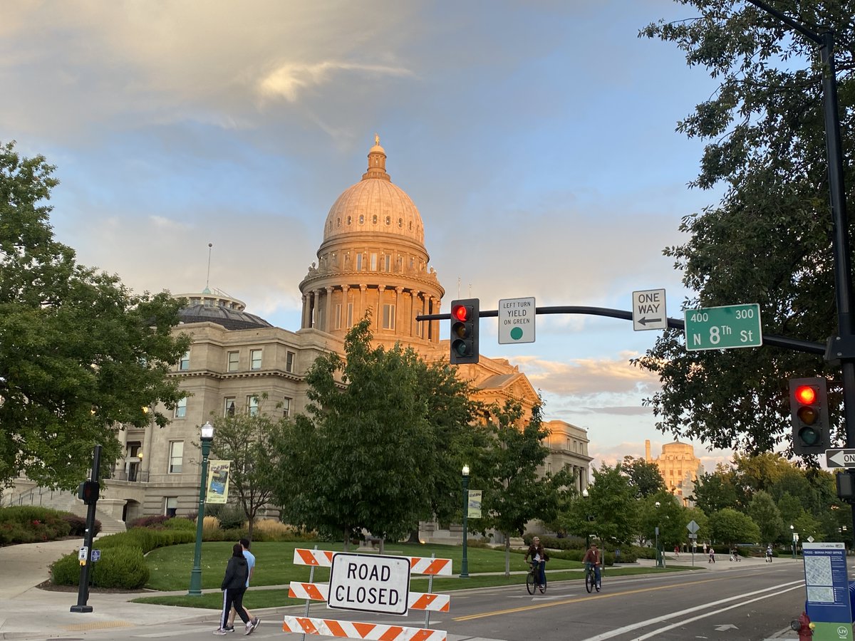 Hunky guy on a bike 🚲 🍻 🥓 📚 tweet media