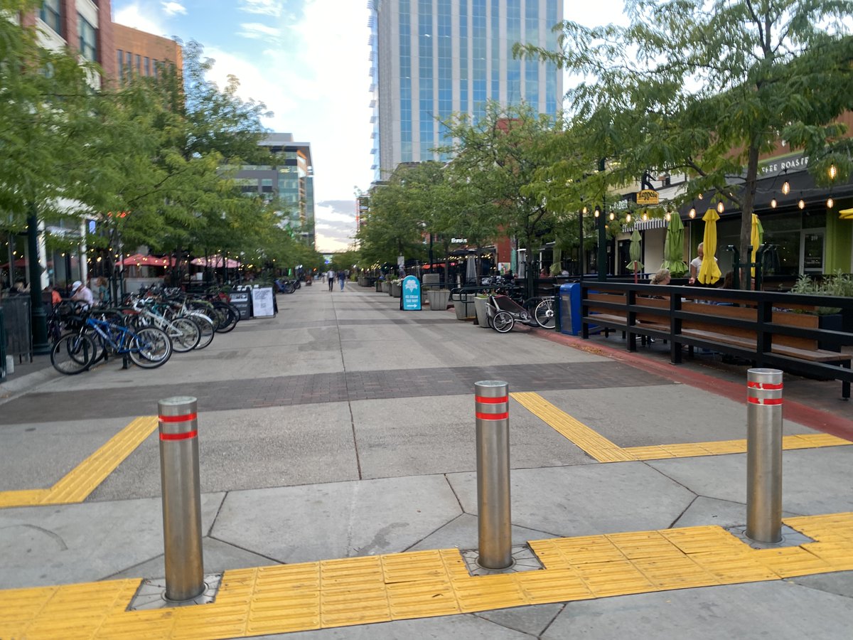 Hunky guy on a bike 🚲 🍻 🥓 📚 tweet media