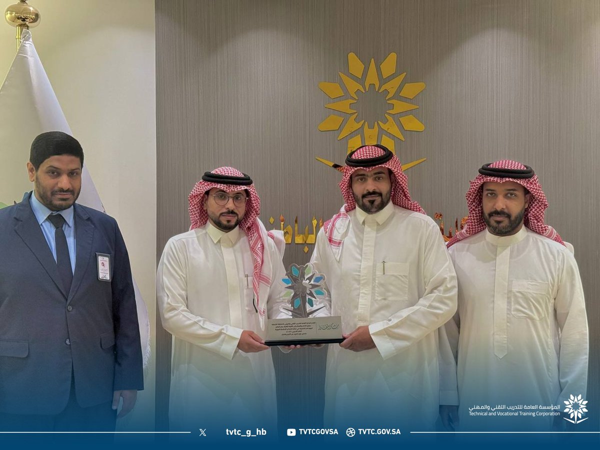 tvtc_g_hb's tweet photo. تكريم |

كرم سعادة عميد الكلية التقنية بحفر الباطن
 أ / محمد حماد الشمري فريق الصحة والسلامة المهنية بالكلية وذلك بمناسبة حصولهم على
جائزة الصحة والسلامة المهنية على مستوى المنطقة الشرقية للعام ١٤٤٦ هـ و تقديرًا لجهودهم المتميزة وإنجازاتهم في تعزيز ثقافة الصحة والسلامة وخلق بيئة عمل آمنة