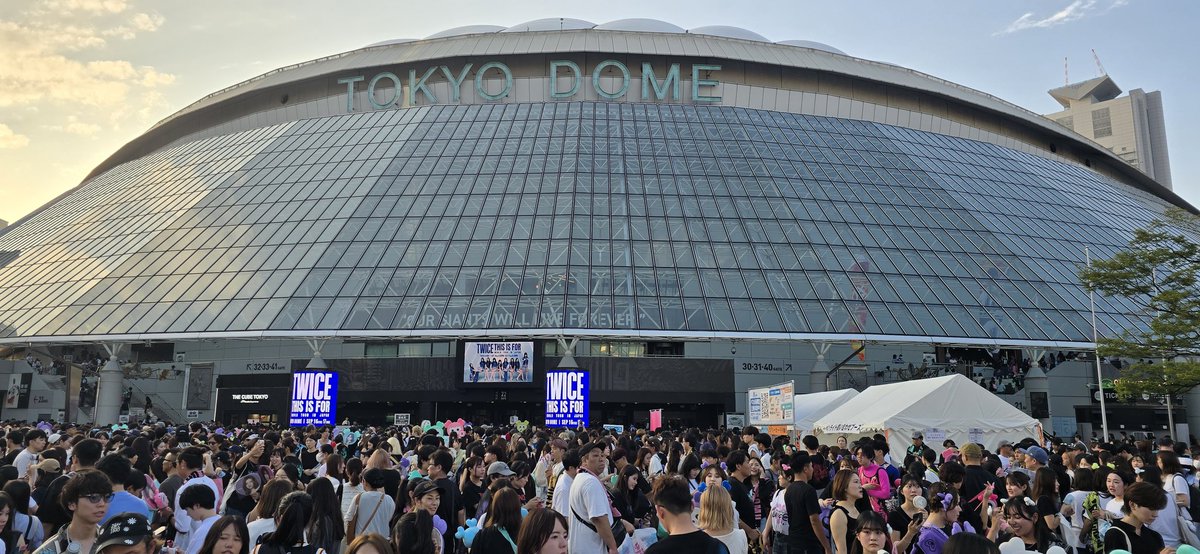 L2A__X's tweet photo. #TWICE_THISISFOR_WORLD_TOUR 
東ドオーラス最っ高だった！！！！！
9人全員凄く輝いてて可愛くて
MCがおもしろかった！
来月TWICEのドキュメンタリー映画
もやるって言ってたし
追加公演が来年の春とかも言ってたし
いつでも俺の楽しみの中心に9人がいる！
9人+運営本当におつ！あじゃす！🙏 https://t.co/6TLWmhOXVj