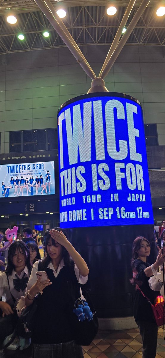 L2A__X's tweet photo. #TWICE_THISISFOR_WORLD_TOUR 
東ドオーラス最っ高だった！！！！！
9人全員凄く輝いてて可愛くて
MCがおもしろかった！
来月TWICEのドキュメンタリー映画
もやるって言ってたし
追加公演が来年の春とかも言ってたし
いつでも俺の楽しみの中心に9人がいる！
9人+運営本当におつ！あじゃす！🙏 https://t.co/6TLWmhOXVj