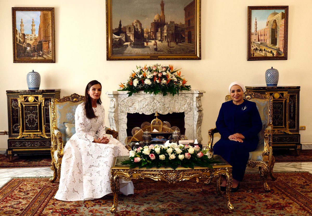 🇪🇸🇪🇬 En su primer día en Egipto, los Reyes de España rindieron homenaje en el Monumento al Soldado Desconocido y fueron recibidos por el presidente Al-Sisi.
El Rey denunció el “brutal e inaceptable sufrimiento” en Gaza y respaldó el papel de Egipto en la reconstrucción y diálogo.