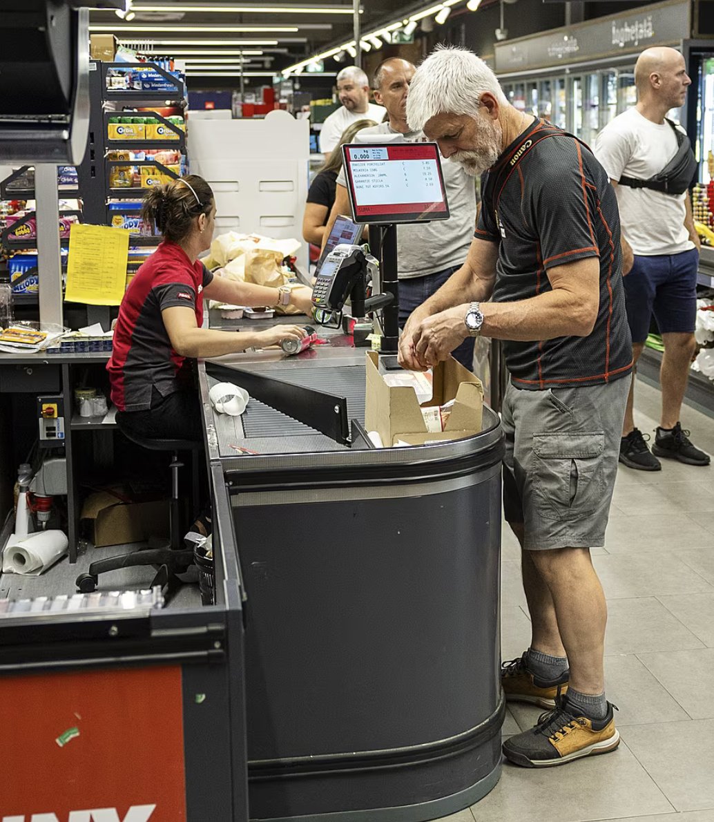 Czech President Petr Pavel shopping in a supermarket during his motorcycle touring through Romania 🇷🇴
📷 Jan Altner