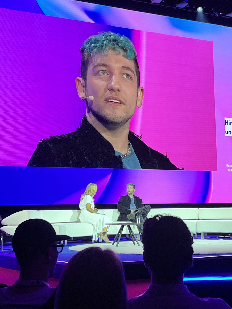 presse_'s tweet photo. Dmexco 2025 steht total unter dem Motto AI. Wer hätte das gedacht?! #dmexco https://t.co/O4bK15n7JW