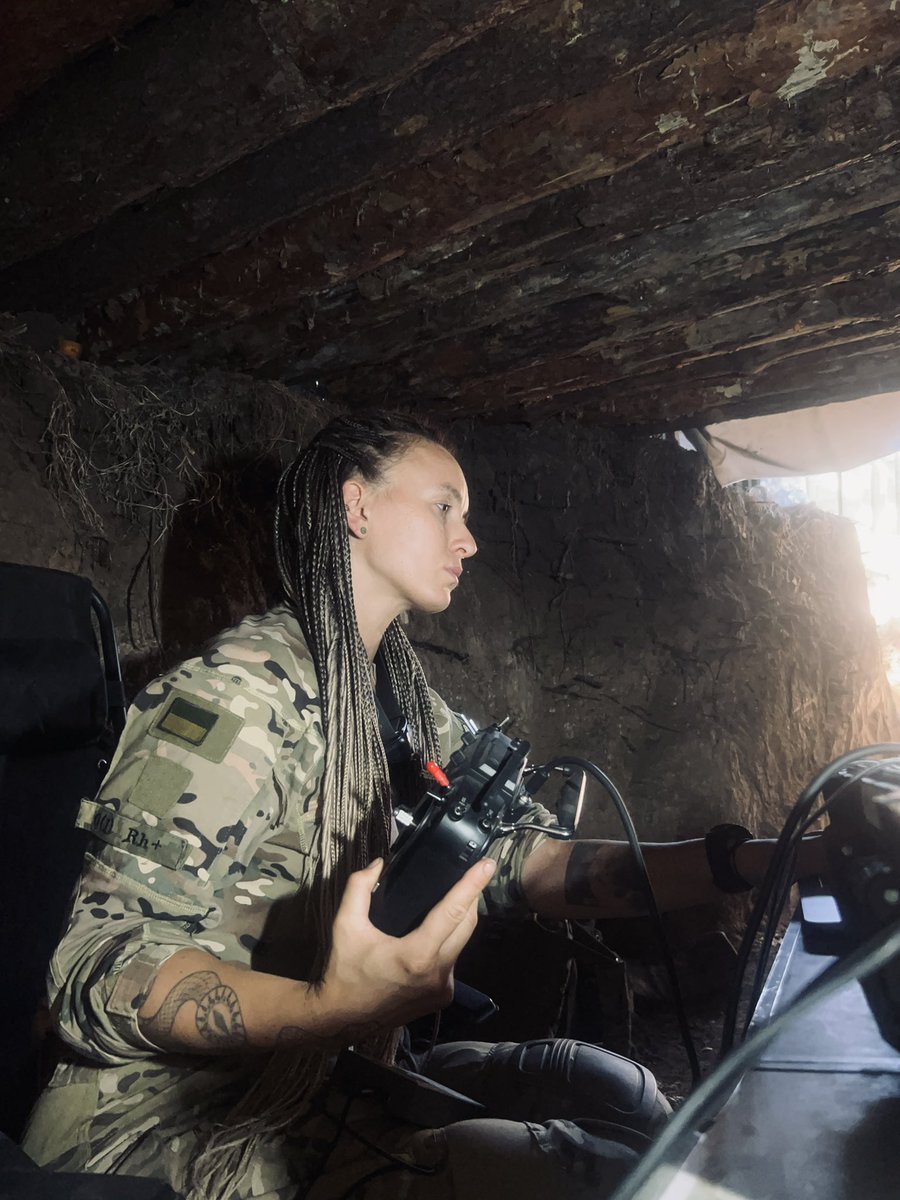 До кожного з нас, хто пройшов уже досить довгий шлях у армії, пише про свій досвід, викладає думки та поки що вцілів, - негласно виставляється багато вимог. 

Від нас несвідомо і свідомо вимагають ще більшого прикладу, ще більшої стійкості, ще більше результатів, не даючи нічого