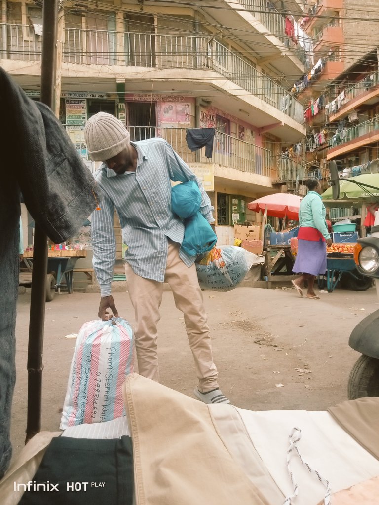 Delivery hour.
We leta order kazi ingine niachie.

#KhakisNa200