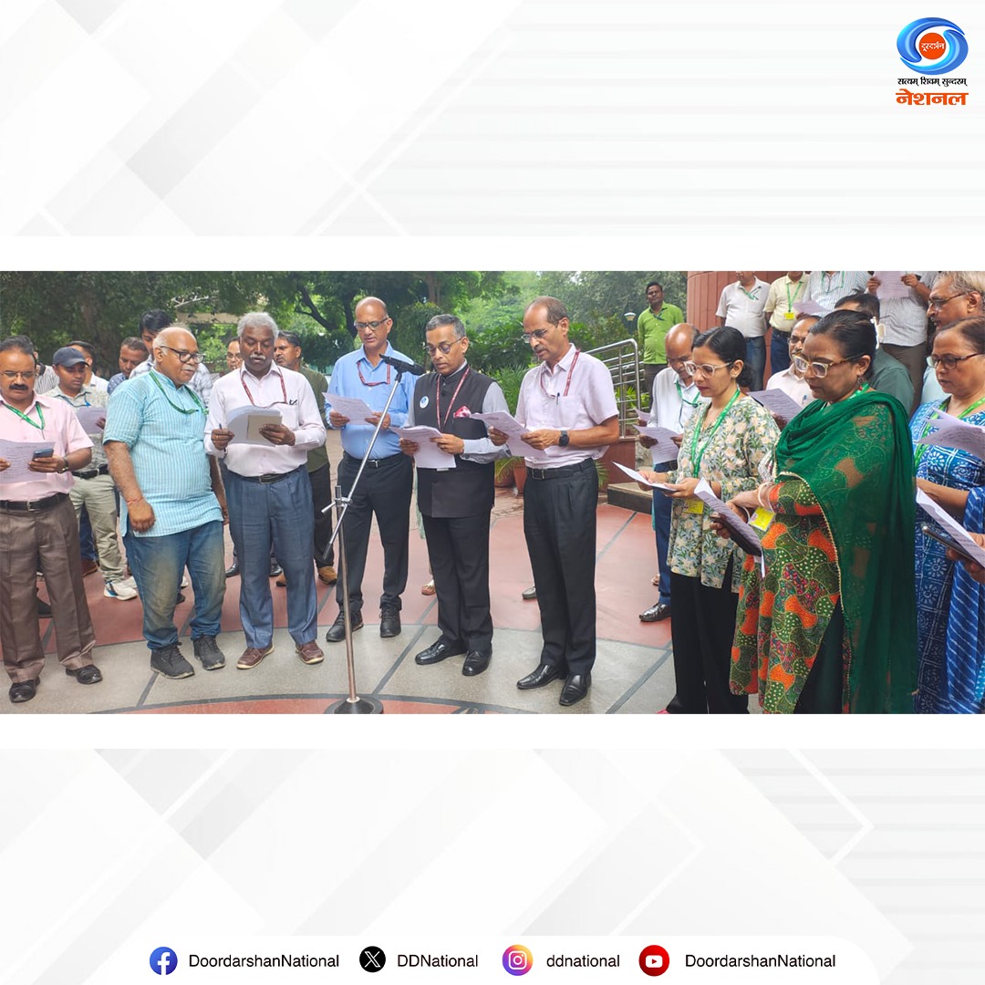 A pledge ceremony was held today at Doordarshan Bhawan under the #SwachhataHiSeva campaign. The pledge was administered by Shri Satish Nambudiripad, DG Doordarshan, with all officers and staff participating, reaffirming our collective commitment to cleanliness and sustainable