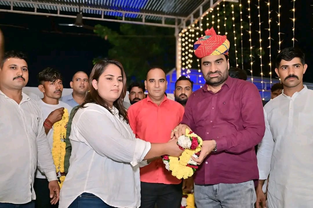 surendarsingh17's tweet image. समाजसेविका धरी गई