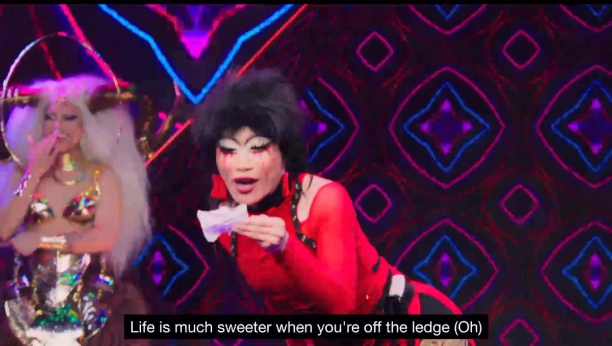 Eyekon_ic's tweet image. The moment Yuhua brought out the lyric sheet, it ended Brigiding and Viñas instantly. 😆 And I still can’t believe it either.

We see you, Yuhua, WE SEE YOU!

#DragRacePH #SlaysianRoyale