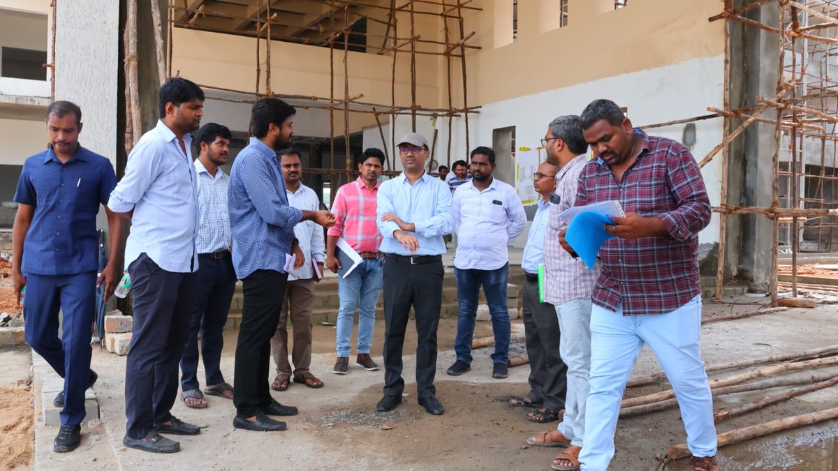 నూతనంగా నిర్మిస్తున్న సమీకృత జిల్లా కలెక్టర్ కార్యాలయ సముదాయం (కలెక్టరేట్‌ కాంప్లెక్స్‌) నిర్మాణ పనులను గౌరవ జిల్లా కలెక్టర్ గారు పరిశీలించి నిర్మాణ పనులల్లో వేగం పెంచి త్వరితగతిన పూర్తి చేయాలని సంబంధిత అధికారులను 
ఆదేశించడం జరిగింది.
<a href="/TelanganaCMO/">Telangana CMO</a> 
<a href="/TelanganaCS/">Office of Chief Secretary, Telangana Govt.</a> 
<a href="/IPRTelangana/">IPRDepartment</a>