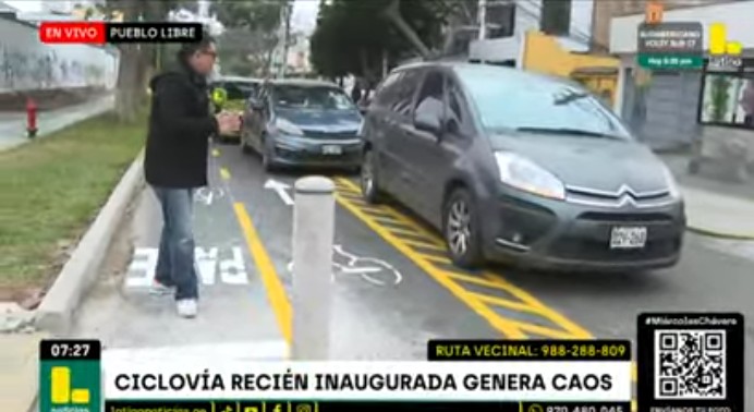 jungla_insider's tweet photo. Irracionalidad total. En Pueblo Libre, inauguran ciclovía en estrecha calle, generando caos. https://t.co/ypezL5zVoR