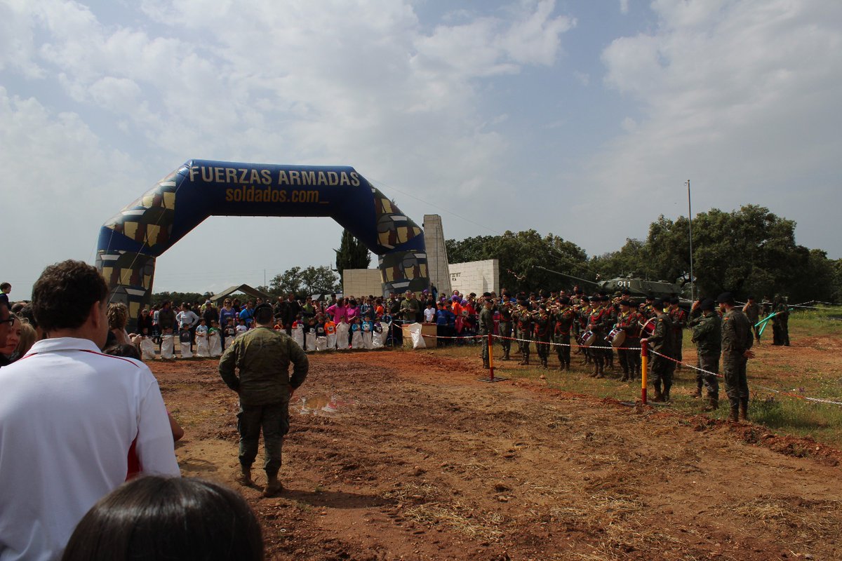Defensagob's tweet photo. 🏃‍♂️Correr juntos también es una forma de ayudar.

🏆El 21 de septiembre vuelve el Desafío San Fernando en la Base 'General Menacho' (Badajoz). Una carrera cívico-militar y solidaria organizada por el Batallón de Zapadores XI, en apoyo a @CruzRojaEsp.

#DesafíoSanFernando2025 https://t.co/LBzRKWoyew