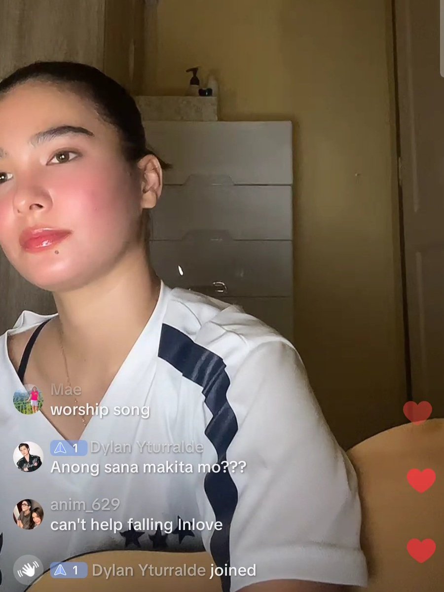 div_rkive's tweet image. dylan and div interaction thru anji&apos;s live HAHAHAHA 😭😭

I MISS YOU DY 🥹 Nata-touch parin ako na until now, natatandaan mo parin ako kahit i&apos;m not as active as before na sa mga ganap mo. Babawi ako 🥺 Lapit na rin birthday mo, i hope you&apos;ll be happier than last year 🩵…